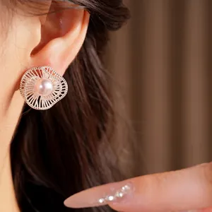 Eleganti orecchini a lobo in argento a forma di fiore con perla rosa centrale