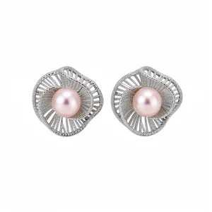 Eleganti orecchini a lobo in argento con fiore attorcigliato e perla rosa per donna