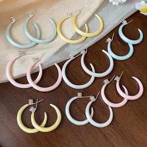 Variedad de pendientes de aro de esmalte de colores con pernos de circón en grupo.