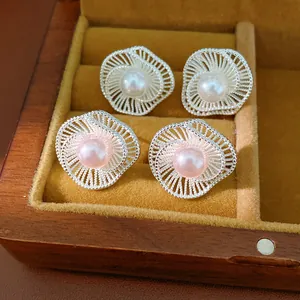 Vista dettagliata di eleganti orecchini a fiore in argento con perle bianche e rosa