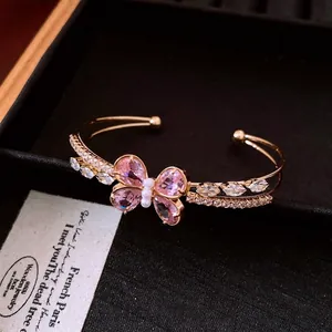 Eleganter roségoldener offener Armreif mit Zirkonia-Schmetterling, rosa Steinen und Perlen