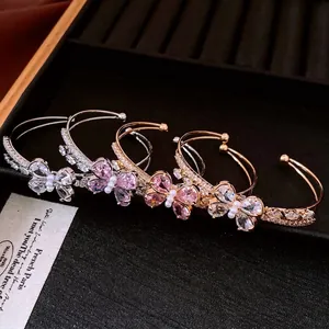 Eleganter Zirkon-Schmetterlings-Manschettenarmband-Set in Silber und Roségold