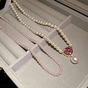Elegante Perlenkette mit rosa Herzzirkon-Anhänger in einem grauen Schmuckkästchen