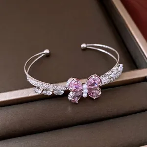 Eleganter silberfarbener Zirkonia-Schmetterling-Armreif mit rosa Kristallen und Perlen