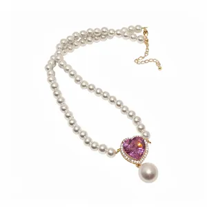 Luxuriöse Zirkon-Perlenkette mit rosa Herzanhänger und eleganten weißen Perlen für Damen.