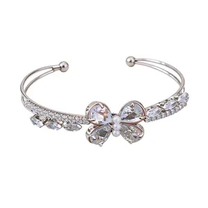 Eleganter silberner Schmetterlings-Armreif mit funkelnden Zirkonia und Perlenakzenten