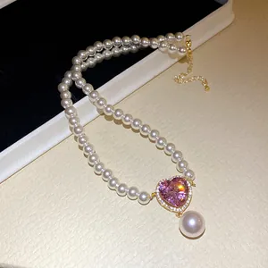 Detailansicht einer Luxus-Perlenkette mit rosa Herz-Zirkonia und Perlenanhänger