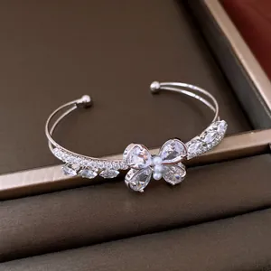Detailansicht eines eleganten silbernen Armreifs mit funkelndem Zirkonia-Schmetterling