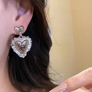 Eleganti orecchini pendenti a cuore arricciato vintage in stile palazzo retrò chic