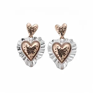 Orecchini pendenti a cuore vintage oro rosa con bordo pieghettato argento e incisioni