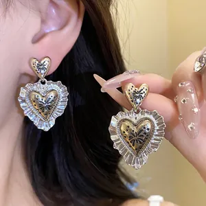 Orecchini pendenti a cuore in stile vintage con bordo pieghettato e incisione floreale