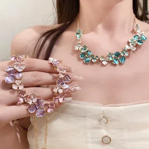 Handgefertigte Halskette mit lila und blaugrünen Emaille-Blumen im Vintage-Stil