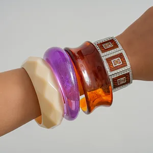 Set di bracciali retrò in acrilico e bracciale elastico in smalto arancione al polso
