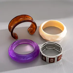 Collezione di gioielli vintage con bracciali in acrilico e bracciale elastico in smalto
