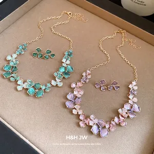 Elegantes Set aus lila Emaille-Blumenhalskette mit passenden Ohrringen und Grün