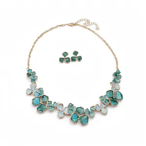 Elegantes Set aus Halskette und Ohrringen mit blaugrünen Emaille-Blumen in Gold-Finish.
