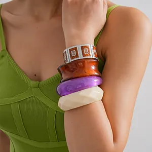Dettaglio di una modella che indossa un bracciale vintage quadrato e rigidi in acrilico sfaccettato