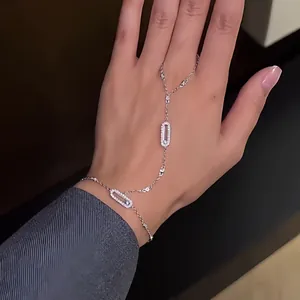Vista dettagliata della catena da mano in argento con zirconi e forme geometriche