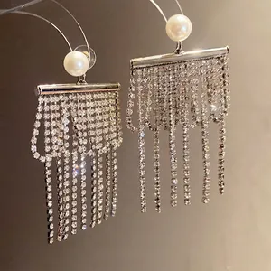 Élégantes boucles d'oreilles pendantes avec perles et pompons en strass pour femme