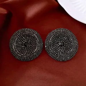 Eleganti orecchini a lobo circolari con strass neri su sfondo di tessuto in seta scura