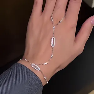 Elegante dettaglio di un bracciale a mano in argento con motivi geometrici in zircone.
