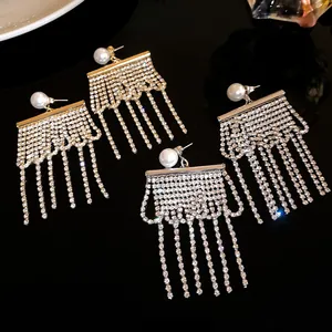 Vue détaillée des boucles d'oreilles en argent avec des perles et glands en strass