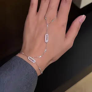 Elegante bracciale a catena con anello in argento e zirconi dal design geometrico cavo