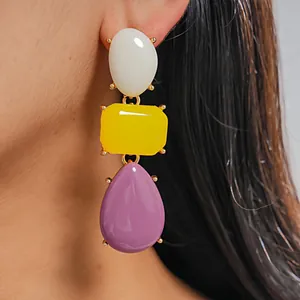 Dettaglio macro ad alta definizione di orecchini a goccia in resina colorata geometrici