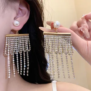 Élégantes boucles d'oreilles à pompons en strass avec perles blanches et franges en cristal