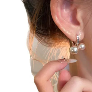 Elegantes pendientes de aro de perlas en forma de cereza para mujer en diseño plateado