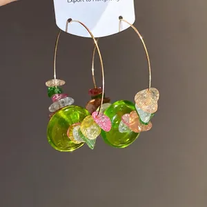 Minimalistische goldene Creolen mit grünen Glasperlen und bunten Steinanhängern