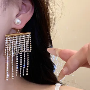 Détail montrant d'élégants clous en perles avec des franges en cristal brillant.