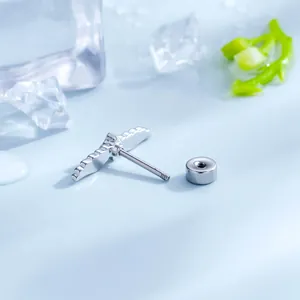 Minimalistische vleugelvormige titanium oorknopjes met schroefsluiting voor piercing
