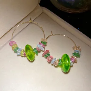 Bunte Ohrringe mit Glas- und Steinperlen in süßem und elegantem, minimalistischem Stil