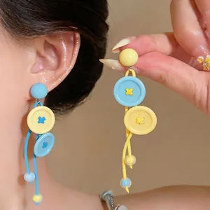 Pendientes de botón estilo dopamina en colores azul y amarillo vibrantes para verano