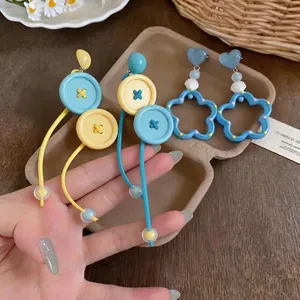 Pendientes de estilo dopamina con dijes de corazón y concha para un look de verano
