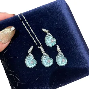 Elegantes Schmuckset aus hellblauem Harz in Muschelform mit Halskette und Ohrringen