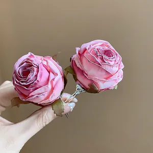 Primo piano dettagliato della forcina a rosa in tessuto rosa con trama realistica
