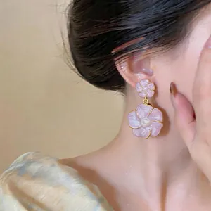 Elegante lavendelfarbene Blumen-Ohrhänger im französischen Stil mit Perlen für Damen
