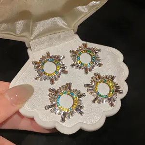 Orecchini a perno vintage in argento con cristalli baguette e pietre colorate