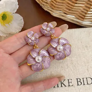 Elegante lila Blumen-Ohrhänger im französischen Stil mit weißen Perlen und Silbernadeln