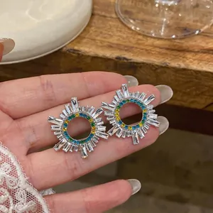 Orecchini geometrici a raggiera in stile vintage francese con vivaci strass colorati