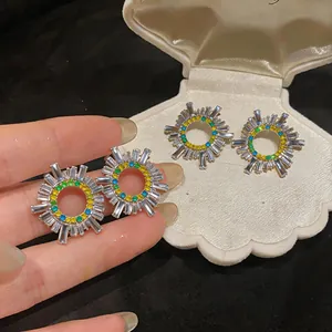 Macro di orecchini retrò francesi con zirconi colorati e pietre trasparenti a baguette