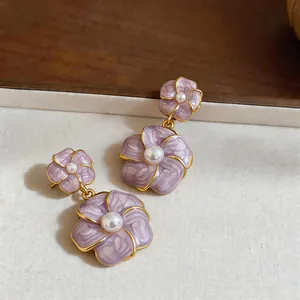 Detailansicht der eleganten lavendelfarbenen Emaille-Blumenohrringe mit weißen Perlen