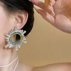 Vista dettagliata di un orecchino vintage con strass indossato all'orecchio di una modella