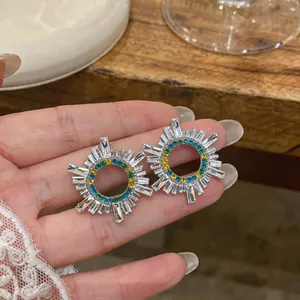 Orecchini vintage a raggiera con strass colorati e cristalli baguette in primo piano