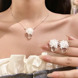 Doux Collier Pendentif Goutte d'Eau Fleur à Paillettes Chaîne de Clavicule Minimaliste Bijoux de Mode en Résine et Strass pour Femmes Été