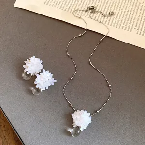Ensemble collier et boucles d'oreilles fleurs paillettes blanches et goutte d'eau