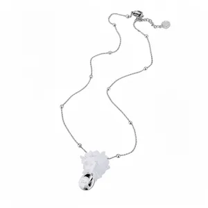 Élégant collier chaîne en argent avec fleurs en paillettes blanches et pendentif goutte