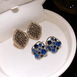 Elegante Rauten-Ohrstecker mit blauen und rauchigen Kristallen auf Silbernadelbasis